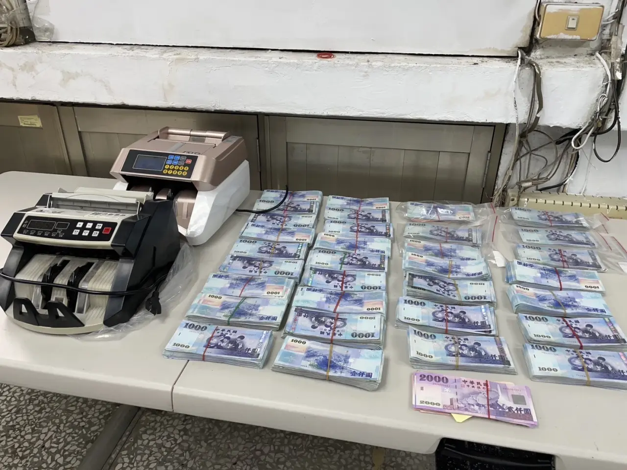 Seulement 3 ans de prison avec sursis ! Le Le père d'un avocat de 31 ans est juge, et la deuxième génération de riches maléfiques a « fraudé 400 millions de personnes » lors d'une soirée de consommation de drogue et de sexe pour célébrer leur succès. procès</h3><p>Les procureurs ont arrêté 21 personnes pour le groupe frauduleux et saisi des biens immobiliers de 2 pièces, 2,8 millions en espèces, 344 USDT et plus de 2 millions de yuans en titres négociables, ainsi que BMW, Mercedes-Benz, McLaren et d'autres voitures célèbres. </p><p>La première instance a condamné les principaux suspects Zhang Yaoyuan à 5 ans de prison en février, Hong Shuofu à 5 ans en août, Chen Guanyu à 3 ans de février et Ma Jiayu à 4 ans de prison. Chen Yixuan, parce qu'il n'avait aucune condamnation antérieure, « a généralement avoué le crime » après le crime, s'est repenti et est parvenu à un accord avec la victime, et il ne devrait y avoir aucun risque de commettre à nouveau le crime. Il a été condamné à 8 mois de prison et à 3 ans de sursis pour délit de fuite de secrets. Le procureur a eu du mal à accepter le résultat et a annoncé qu'il ferait appel. </p>